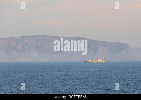 Ein fantastischer Blick vom Aussichtspunkt Varden über die norwegische Stadt Molde, den Fjord mit den vielen Inseln und das berühmte Panorama mit über 220 Gipfeln Stockfoto