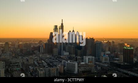 Luftaufnahme der Skyline von Philadelphia bei Sonnenuntergang, mit dem Comcast Technology Center und One Liberty Place am Horizont, Philadelphia, Pennsylvania, USA. Stockfoto