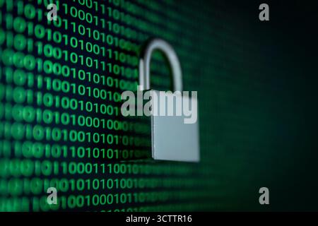 Cybersicherheitskonzept mit Vorhängeschloss über binärem Code Hintergrund, das Datenschutz, Verschlüsselung und Internetsicherheit in der digitalen Welt symbolisiert. Stockfoto