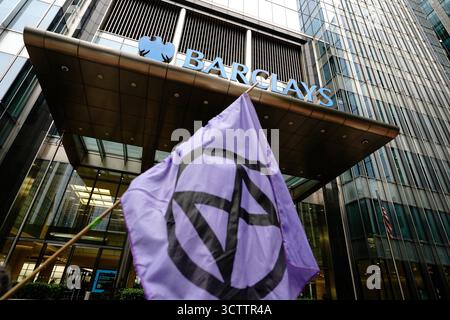 London, Großbritannien. Oktober 2025. Umweltaktivisten verteilen Flugblätter außerhalb des Londoner Hauptquartiers von Barclays und drängen sie und andere Banken, die Finanzierung fossiler Brennstoffe einzustellen und Investitionen in erneuerbare Energien umzulenken. Die Materialien verdeutlichen Bedenken, dass Institutionen wie Barclays, Lloyds und NatWest weiterhin Öl- und Gasausweitungen finanzieren, obwohl die Schwellenwerte für die globale Erwärmung überschritten werden. Die Aktivisten fordern eine 6:1-Investitionsquote, die nachhaltige Energiequellen begünstigt, um die Null-Nettoziele zu erreichen. Quelle: Joao Daniel Pereira/Alamy Live News Stockfoto