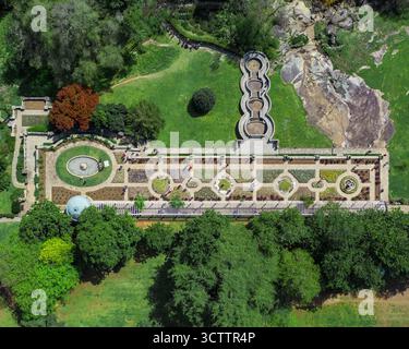 Der Blick aus der Vogelperspektive auf kaskadierende Springbrunnen und gepflegte Gärten bildet einen Wandteppich aus Grün und Stein, eingerahmt von den üppigen umliegenden Bäumen, Maymont Italian Garden, Richmond, Virginia, USA. Stockfoto