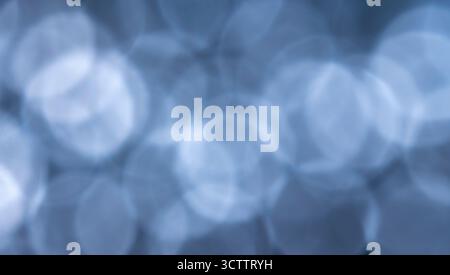 Abstrakter Bokeh-Hintergrund von unscharfen Lichtern Makrofoto von Glitzerstaub Nahaufnahme mit einer Sony a6700 Kamera mit 100-mm-Makroobjektiv Stockfoto
