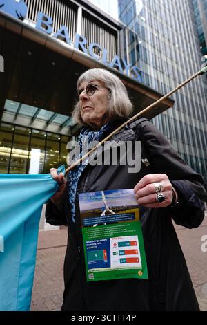 London, Großbritannien. Oktober 2025. Umweltaktivisten verteilen Flugblätter außerhalb des Londoner Hauptquartiers von Barclays und drängen sie und andere Banken, die Finanzierung fossiler Brennstoffe einzustellen und Investitionen in erneuerbare Energien umzulenken. Die Materialien verdeutlichen Bedenken, dass Institutionen wie Barclays, Lloyds und NatWest weiterhin Öl- und Gasausweitungen finanzieren, obwohl die Schwellenwerte für die globale Erwärmung überschritten werden. Die Aktivisten fordern eine 6:1-Investitionsquote, die nachhaltige Energiequellen begünstigt, um die Null-Nettoziele zu erreichen. Quelle: Joao Daniel Pereira/Alamy Live News Stockfoto