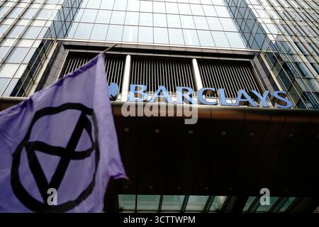 London, Großbritannien. Oktober 2025. Umweltaktivisten verteilen Flugblätter außerhalb des Londoner Hauptquartiers von Barclays und drängen sie und andere Banken, die Finanzierung fossiler Brennstoffe einzustellen und Investitionen in erneuerbare Energien umzulenken. Die Materialien verdeutlichen Bedenken, dass Institutionen wie Barclays, Lloyds und NatWest weiterhin Öl- und Gasausweitungen finanzieren, obwohl die Schwellenwerte für die globale Erwärmung überschritten werden. Die Aktivisten fordern eine 6:1-Investitionsquote, die nachhaltige Energiequellen begünstigt, um die Null-Nettoziele zu erreichen. Quelle: Joao Daniel Pereira/Alamy Live News Stockfoto
