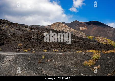 Krater auf dem Ätna während des Abstiegs vom Vulkan. Reisen in Italien Stockfoto