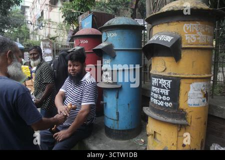 Dhaka Bangladesch 7. Oktober2025, Ein Briefkasten in Dhaka steht offenbar nur als Überbleibsel einer fast vergangenen Ära der Postkommunikation, während die Menschen in Dhaka Stockfoto