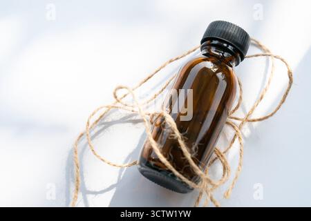 Bernsteinfarbene Glasflasche isoliert auf weißem Hintergrund Stockfoto