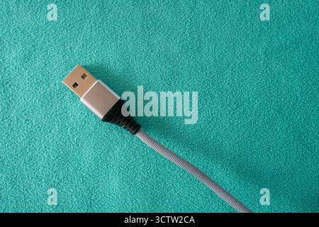 USB-Kabel auf grünem Hintergrund isoliert Stockfoto