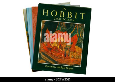 Auswahl an gebundenen Büchern mit dem Hobbit von J.R.R. Tolkien Buch oben isoliert auf weißem Hintergrund - oder hin und wieder zurück Stockfoto