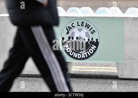 Swansea, Wales. 4. Oktober 2025. Ein Logo der Jac Lewis Foundation, das vor dem EFL-Meisterschaftsspiel zwischen Swansea City und Leicester City am 4. Oktober 2025 im Stadion Swansea.com in Swansea, Wales, Großbritannien, auf einem Betonblock vor dem Stadion angebracht wurde. Quelle: Duncan Thomas/Majestic Media. Stockfoto