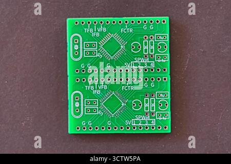 „PCB“, auch als Leiterplatte bekannt, besteht aus verschiedenen nicht leitenden Materialien, die zur physischen Unterstützung und Verbindung von SMD-Buchsen verwendet werden Stockfoto