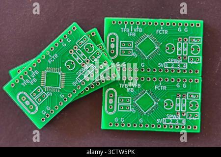 „PCB“, auch als Leiterplatte bekannt, besteht aus verschiedenen nicht leitenden Materialien, die zur physischen Unterstützung und Verbindung von SMD-Buchsen verwendet werden Stockfoto