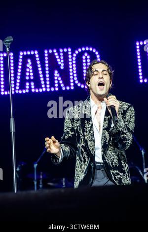 Mailand Italien. oktober 2025. Der italienische Singer-Songwriter DAMIANO DAVID tritt live auf der Bühne des Unipol Forum während der Funny Little Fears World Tour 2025 auf. Stockfoto