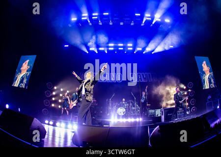 Mailand Italien. oktober 2025. Der italienische Singer-Songwriter DAMIANO DAVID tritt live auf der Bühne des Unipol Forum während der Funny Little Fears World Tour 2025 auf. Stockfoto