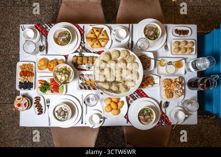 Wunderschön servierter Festtisch mit traditionellen Gerichten, Suppe, Brot und Desserts. Blick von oben, gemütliche Atmosphäre, nationale Küche, Heimfeier Stockfoto