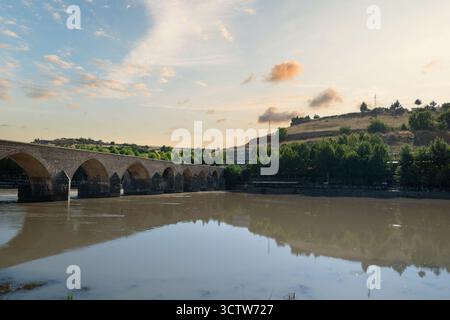 Die Dicle Bridge oder auf der Gozlu Bridge auf Türkisch. Es ist eine historische Brücke in Diyarbakir über den Fluss Tigris im Südosten der Türkei. Stockfoto