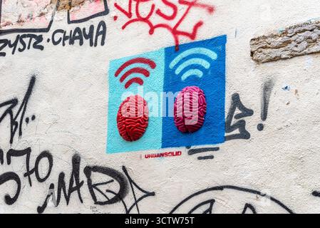 Lissabon, Portugal - 29. Oktober 2022: Street Art mit hirnförmigen Graffiti im Stadtteil Alfama in Lissabon, Portugal. Stockfoto