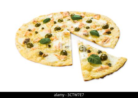 Leckere Meeresfrüchte-Pizza mit Lachs und Oliven Stockfoto