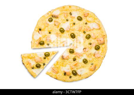Leckere Meeresfrüchte-Pizza mit Lachs und Oliven Stockfoto