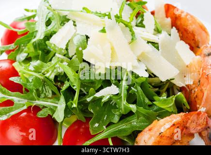 Restaurant gesundes Essen - frischer Salat mit Lachs Stockfoto