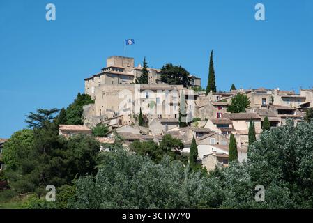 Blick auf das traditionelle Hilltop Village oder das hoch gelegene Dorf Ansouis im Luberon Regional Park Vaucluse Peovence France Stockfoto