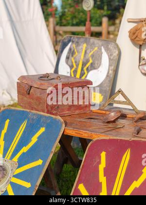 Reenactment Setup mit Legionärschilden und Requisiten Stockfoto