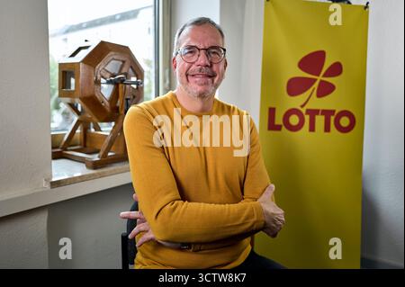Berlin, Deutschland. Oktober 2025. Gewinnerberater Lutz Trabalski im Interview mit der Deutschen Presse-Agentur. Quelle: Michael UKAS/dpa/Alamy Live News Stockfoto