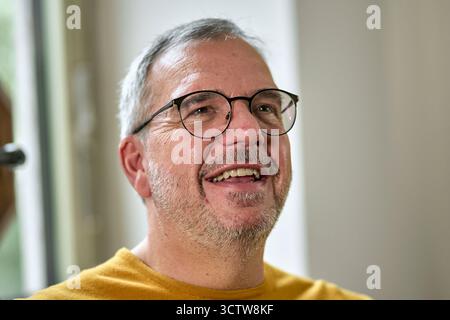 Berlin, Deutschland. Oktober 2025. Gewinnerberater Lutz Trabalski im Interview mit der Deutschen Presse-Agentur. Quelle: Michael UKAS/dpa/Alamy Live News Stockfoto