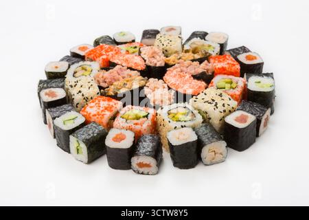 Set Sushi, Maki und Brötchen isoliert auf weiß Stockfoto