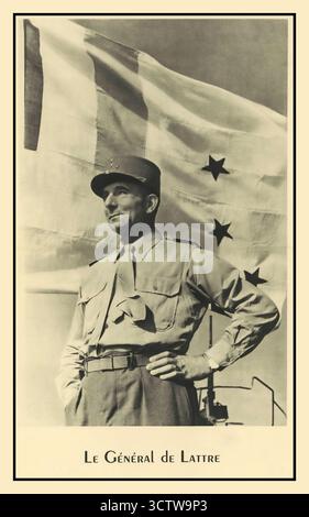 Porträt von General Jean de Lattre de Tassigny, einem französischen Armeegeneral, der posthum zur würde des Marschalls von Frankreich erhoben wurde. Das Foto wurde 1945 aufgenommen und er steht vor der französischen Flagge. Er war ein dekorierter Offizier, der im Ersten Weltkrieg kämpfte und fünf Mal verwundet wurde. Während des Zweiten Weltkriegs kommandierte er die erste französische Armee, die an der Befreiung Frankreichs und der Invasion Deutschlands beteiligt war. De Lattre de Tassigny war der französische Vertreter, der am 8. Mai 1945 die bedingungslose Kapitulation Deutschlands unterzeichnete. Stockfoto