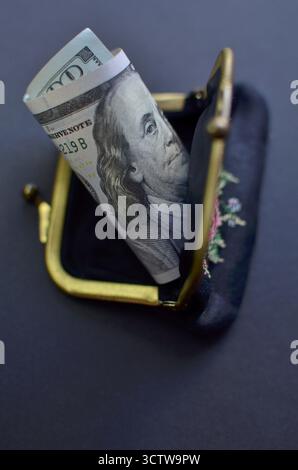 Schwarze Vintage-Geldbörse mit Stickerei und einem 100-Dollar-Schein innen Stockfoto