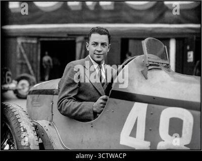 Jean-Pierre Wimille beim Großen Preis von Frankreich 1933 mit Alfa Romeo Monza 2,3 Datum 1933 Jean-Pierre Wimille war ein prominenter französischer Rennfahrer und Mitglied des französischen Widerstands während des Zweiten Weltkriegs. Zweimal gewann er 24 Stunden Le Mans (1937 und 1939) und fuhr in beiden Siegen einen Bugatti. Er fuhr 10 Jahre lang für Bugatti und gewann 22 Wettbewerbe mit der Marke. • Er war ein wichtiger Fahrer des Werkes Alfa Romeo in der Nachkriegszeit (1946-1948) und gewann mit ihnen acht Preise. Stockfoto
