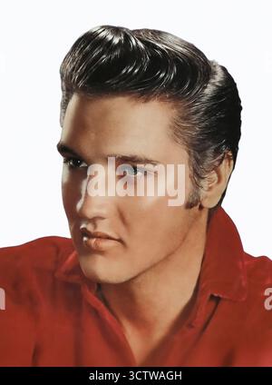 Elvis Presley, Studio-Porträt der 1950er Jahre auf weißem Hintergrund. Ein US-amerikanischer Sänger und Schauspieler, bekannt als „The King of Rock and Roll“. Das ist ein berühmter Publicity-Film aus den 1950ern Er gilt als der meistverkaufte Solomusiker aller Zeiten, mit geschätzten über einer Milliarde verkauften Schallplatten weltweit. Stockfoto