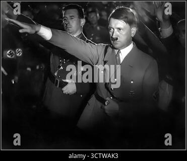 1930er Jahre Nürnberg Adolf Hitler bei einer Kundgebung in Nürnberg 1933. Ein ernsthafter Hitlergrüß HEIL HITLER in Militäruniform mit Hakenkreuzarmband Nazi-Deutschland Hitler-grüßt HEIL Hitler-Nazi-Deutschland Stockfoto