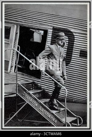 ADOLF HITLER kommt mit seinem persönlichen Junkers-Flugzeug in Militäruniform an. Deutsche Lufthansa Propagandakarte "Unser Führer" mit Abbildung Hitler verlässt Junkers Flugzeug Stockfoto