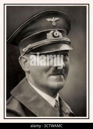 Adolf Hitler Militäruniform Portraitmütze Hakenkreuz Schwarzweiß Führer und Reichskanzler Adolf Hitler, Porträt von Adolf Hitler, Propagandakarte produziert von Stengel & Co in Dresden.Nazi Deutschland Stockfoto