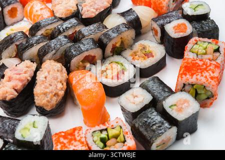 Set Sushi, Maki und Brötchen isoliert auf weiß Stockfoto