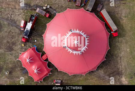 Blick aus der Vogelperspektive direkt nach unten auf große rote Zirkuszelte Stockfoto