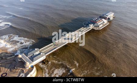 Luftaufnahme von Cromer Pier, der sich in ruhiges Morgenwasser ausdehnt Stockfoto