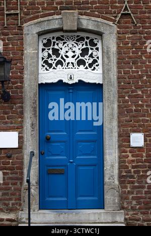 Alte blaue Haustür in der deutschen Kleinstadt Issum, Nordrhein-Westfalen Stockfoto