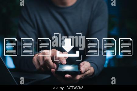 Konzept der digitalen Datei-Download- und Datentransfer-Technologie. Mann mit Smartphone zum Herunterladen von Dokumentdateien, die Dateizugriff, Software und Cloud symbolisieren Stockfoto
