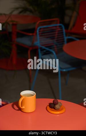 Eine gemütliche Kaffeeszene mit einem farbenfrohen Tisch mit köstlichen Leckereien und Snacks Stockfoto