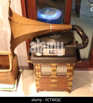 Ein Foto eines antiken Grammophons mit dem legendären Label „His Master's Voice“. Es wird im Gamcheon Culture Village im Saha District, Busan, Südkorea, ausgestellt. Das Dorf wurde in den 1920er und 1930er Jahren erbaut, als die Stadtverwaltung von Busan beschloss, die Arbeiterbevölkerung umzusiedeln. Mitten in der Nachkriegserholung 1955 zogen rund 800 Familien in das Dorf. c. 1920. Stockfoto