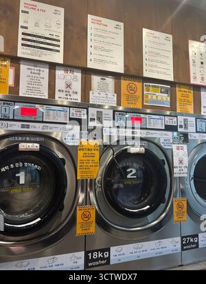 Ein Foto eines Selbstbedienungs-Waschsalon in Marine City, Busan, Südkorea, einer Gegend, die für ihre beeindruckenden Hochhäuser bekannt ist. Solche Selbstbedienungs-Waschräume sind in städtischen Gebieten zunehmend verbreitet und bieten viel beschäftigten Bewohnern Komfort. 2025. Stockfoto