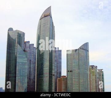 Ein Foto von Hochhäusern in Marine City, Busan, Südkorea. Dieses luxuriöse Wohn- und Geschäftsviertel hat sich in eine moderne Stadtlandschaft verwandelt und ist ein Symbol für Busans wirtschaftliche und architektonische Ambitionen. Das Bild zeigt den unverwechselbaren Busan I'PARK Tower mit seinem geschwungenen Dach und der weitläufigen Glasfassade. 2025. Stockfoto