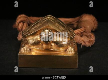 Ein Foto des goldenen Siegels von König Taejo aus der Joseon-Ära Korea, untergebracht im National Palace Museum of Korea (????????) In Seoul, Südkorea. König Taejo (???, Yi Seong-gye) war der Gründer und erste König der Joseon-Dynastie, die Korea über 500 Jahre lang regierte. Königssiegel waren wichtige Symbole der Autorität und Legitimität der koreanischen Monarchie. c. 1392. Stockfoto