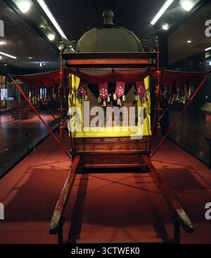 Ein Foto einer Palanquin-Kutsche aus der koreanischen Joseon-Ära, die traditionell für den Transport eines Königs verwendet wurde, im Gyeongbokgung Palace in Seoul, Südkorea. Palanquins waren während der Joseon-Dynastie eine gängige Transportart für Könige und hochrangige Beamte in Korea und symbolisierten Status und Macht. c. 1650. Stockfoto