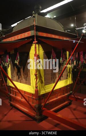 Ein Foto einer Palanquin-Kutsche aus der koreanischen Joseon-Ära, die traditionell für den Transport eines Königs verwendet wurde, im Gyeongbokgung Palace in Seoul, Südkorea. Palanquins waren während der Joseon-Dynastie eine gängige Transportart für Könige und hochrangige Beamte in Korea und symbolisierten Status und Macht. c. 1650. Stockfoto