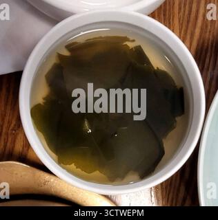 Ein Foto der traditionellen koreanischen Küche, insbesondere des Miyeok-guk (koreanische Meeresalgensuppe), serviert in Gyeongju, Südkorea. Dieses sehr symbolische und beliebte Gericht wird Müttern traditionell nach der Geburt serviert, da Algen reich an Eisen und Kalzium sind, von denen angenommen wird, dass sie die postpartale Erholung und Laktation unterstützen. 2025. Stockfoto