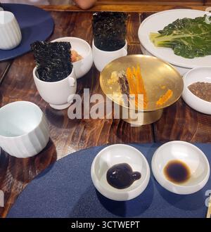 Ein Foto der traditionellen koreanischen Küche in Gyeongju, Südkorea, mit einer Auswahl an Banchan (Beilagen) und Gewürzen. Der Aufstrich enthält knusprige gim (geröstete Algen), verschiedene Dip-Saucen und getrocknete Zutaten. Traditionelle koreanische Küche, bekannt als Hansik, ??), zeichnet sich durch eine vielfältige Auswahl an Gerichten aus, die gleichzeitig serviert werden und es den Gästen ermöglichen, Aromen auszuwählen und zu kombinieren. 2025. Stockfoto